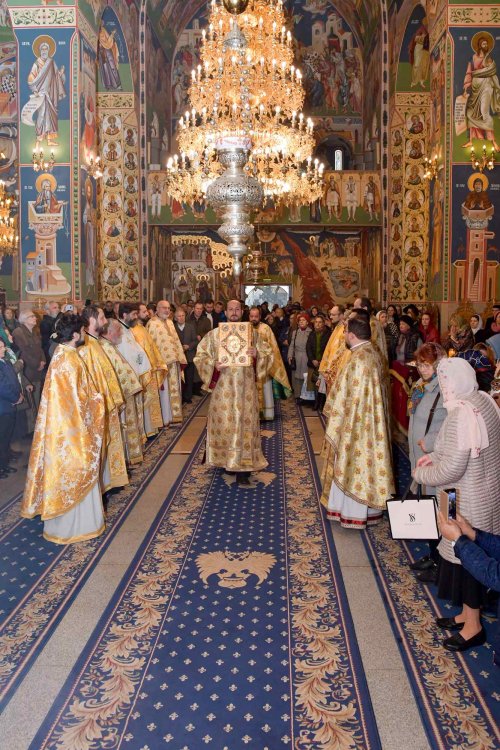 Înnoire și binecuvântare la hramul Parohiei „Șerban Vodă” din București Poza 277146