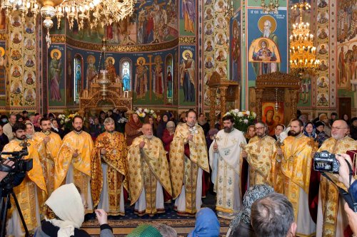 Înnoire și binecuvântare la hramul Parohiei „Șerban Vodă” din București Poza 277150