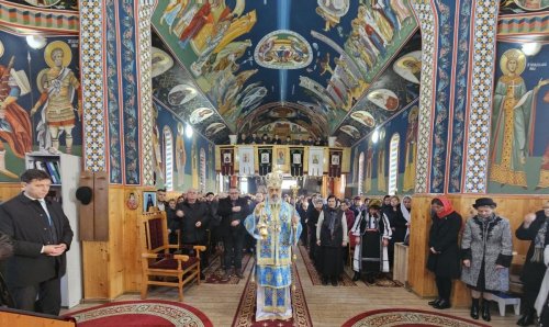Liturghie arhierească în Parohia Târnăveni VI Poza 277842