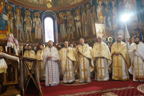 Liturghie arhierească la Parohia Mănăstirea Cașin II Poza 278229