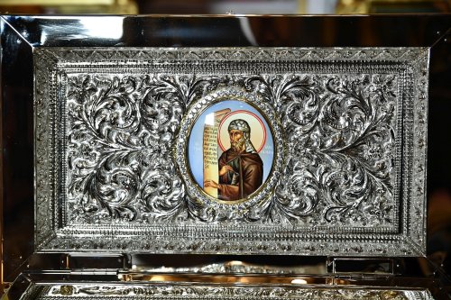 Patriarhul României a sfințit o raclă nouă pentru moaștele unui sfânt imnograf Poza 278140