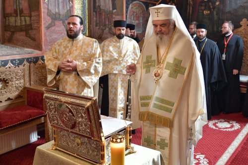 Patriarhul României a sfințit o raclă nouă pentru moaștele unui sfânt imnograf Poza 278144