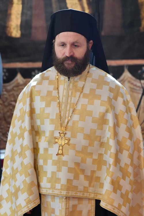 Patriarhul României a sfințit o raclă nouă pentru moaștele unui sfânt imnograf Poza 278145