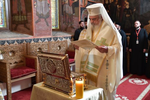 Patriarhul României a sfințit o raclă nouă pentru moaștele unui sfânt imnograf Poza 278146