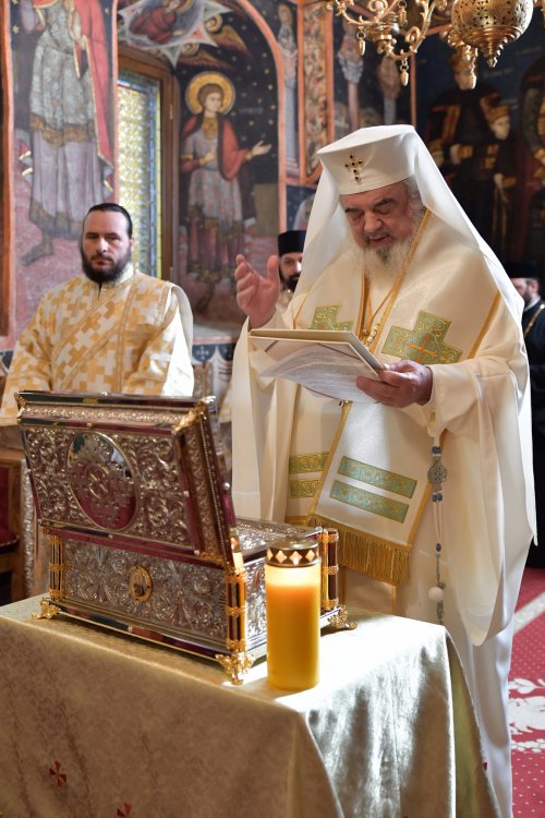 Patriarhul României a sfințit o raclă nouă pentru moaștele unui sfânt imnograf Poza 278147