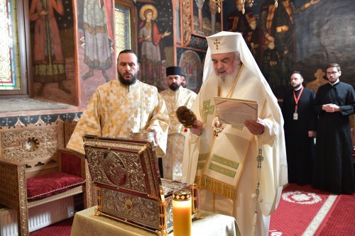 Patriarhul României a sfințit o raclă nouă pentru moaștele unui sfânt imnograf Poza 278148