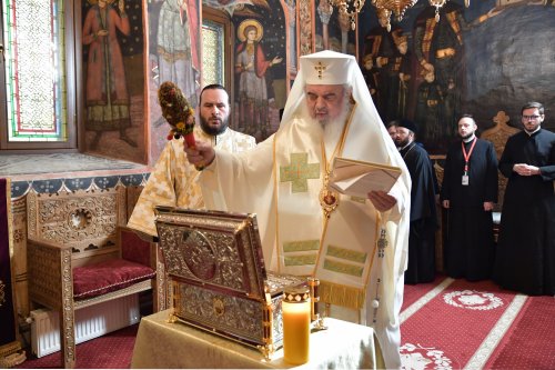 Patriarhul României a sfințit o raclă nouă pentru moaștele unui sfânt imnograf Poza 278149