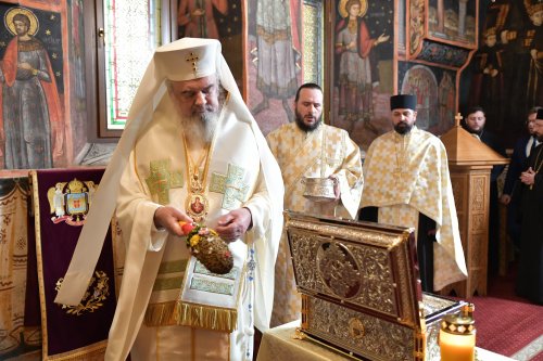 Patriarhul României a sfințit o raclă nouă pentru moaștele unui sfânt imnograf Poza 278150