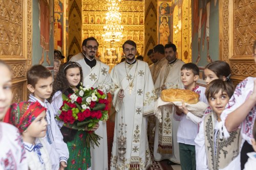 Comuniune liturgică în Parohia Brâncuși din București Poza 278277