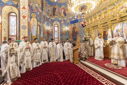 Comuniune liturgică în Parohia Brâncuși din București Poza 278309