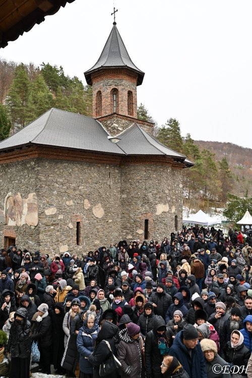 Pomenirea părintelui Arsenie Boca la Mănăstirea Prislop, la 34 de ani de la trecerea la cele veșnice Poza 278658