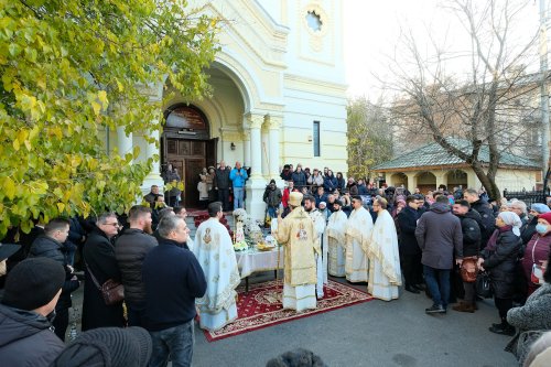 Înnoire la Biserica „Sfântul Nicolae”-Vlădica din Capitală Poza 278945