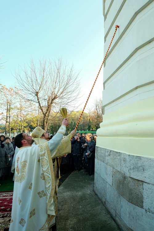 Înnoire la Biserica „Sfântul Nicolae”-Vlădica din Capitală Poza 278953