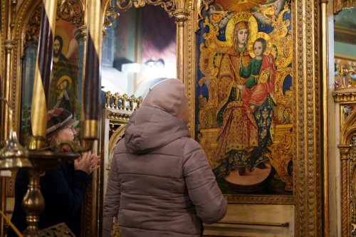 Expoziţie de icoane pictate pe sticlă la Biserica Zlătari din Bucureşti Poza 279093
