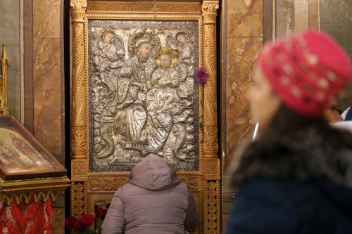 Expoziţie de icoane pictate pe sticlă la Biserica Zlătari din Bucureşti Poza 279098