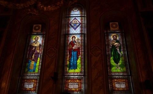 Expoziţie de icoane pictate pe sticlă la Biserica Zlătari din Bucureşti Poza 279100