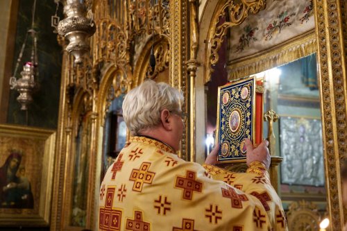 Expoziţie de icoane pictate pe sticlă la Biserica Zlătari din Bucureşti Poza 279109