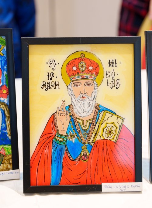 Expoziţie de icoane pictate pe sticlă la Biserica Zlătari din Bucureşti Poza 279156