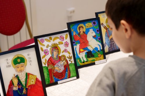 Expoziţie de icoane pictate pe sticlă la Biserica Zlătari din Bucureşti Poza 279170