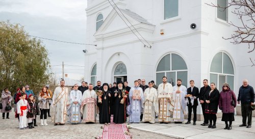 Doi ierarhi au slujit la Parohia „Sfinții Apostoli Petru și Pavel” din Măcin  Poza 279471