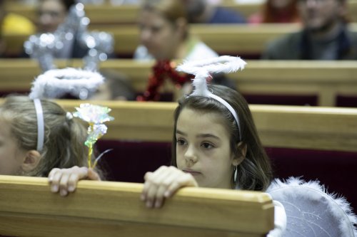 Spectacolul „Sfântul Nicolae în mijlocul copiilor” pe Colina Bucuriei Poza 279705