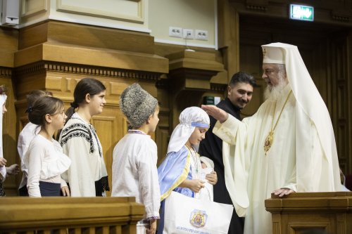 Spectacolul „Sfântul Nicolae în mijlocul copiilor” pe Colina Bucuriei Poza 279747