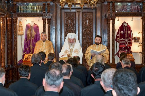 Promovări în rang pentru preoți din Arhiepiscopia Bucureștilor  Poza 280190