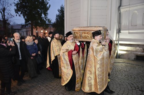 Începutul sărbătorii Sfântului Ierarh Spiridon la Catedrala sa din București Poza 280365