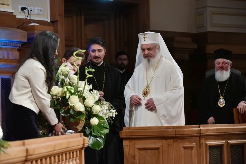 Concertul de colinde „Răsăritul cel de Sus” la Palatul Patriarhiei Poza 281100