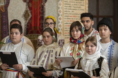 Primii colindători la Reședința Patriarhală din București Poza 281316