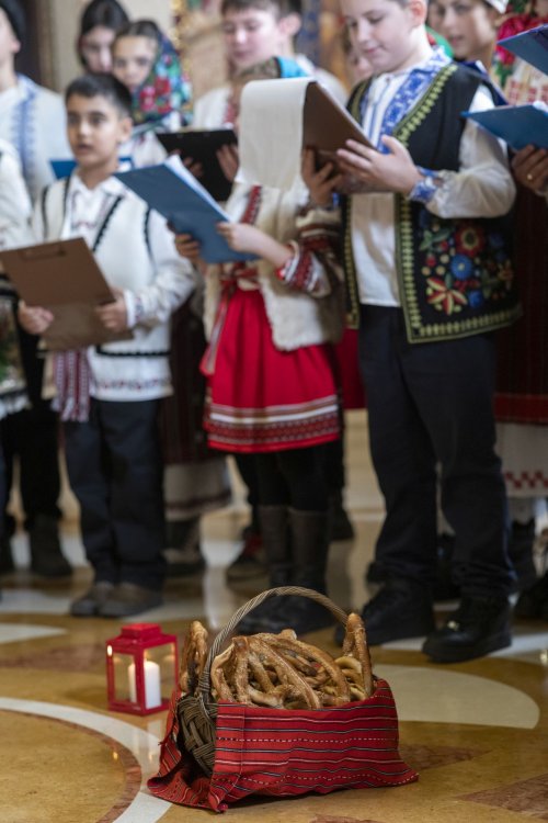 Primii colindători la Reședința Patriarhală din București Poza 281317