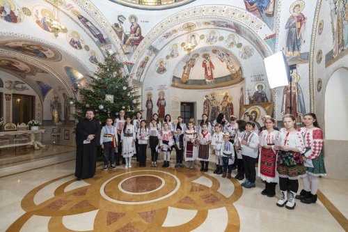 Primii colindători la Reședința Patriarhală din București Poza 281349