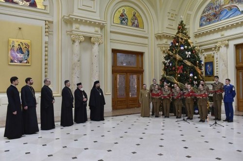 Studenți militari din București au colindat la Palatul Patriarhiei Poza 282033