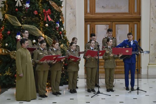 Studenți militari din București au colindat la Palatul Patriarhiei Poza 282038