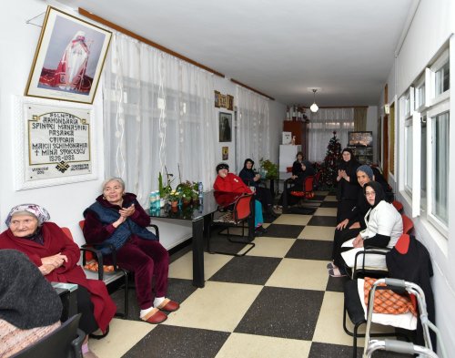 Daruri pentru bătrânii asistați la Mănăstirea Pasărea Poza 282174
