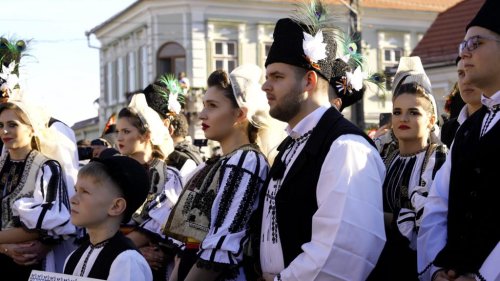 Junii din Mărginimea Sibiului, binecuvântaţi de IPS Laurenţiu Poza 282661