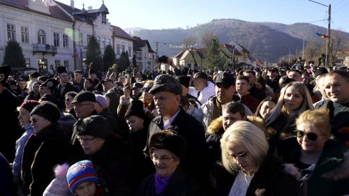 Junii din Mărginimea Sibiului, binecuvântaţi de IPS Laurenţiu Poza 282663