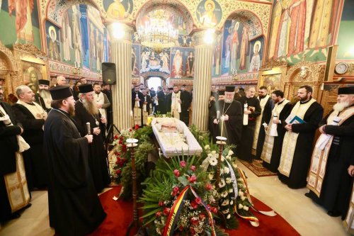 Părintele profesor Daniel Buda a fost înmormântat în cimitirul Mănăstirii Rohia Poza 282669