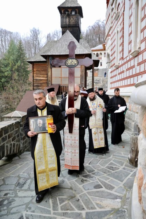 Părintele profesor Daniel Buda a fost înmormântat în cimitirul Mănăstirii Rohia Poza 282680