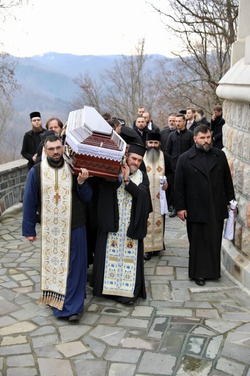 Părintele profesor Daniel Buda a fost înmormântat în cimitirul Mănăstirii Rohia Poza 282681