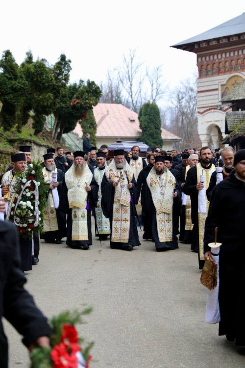 Părintele profesor Daniel Buda a fost înmormântat în cimitirul Mănăstirii Rohia Poza 282683