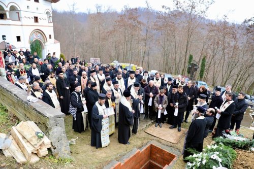 Părintele profesor Daniel Buda a fost înmormântat în cimitirul Mănăstirii Rohia Poza 282684