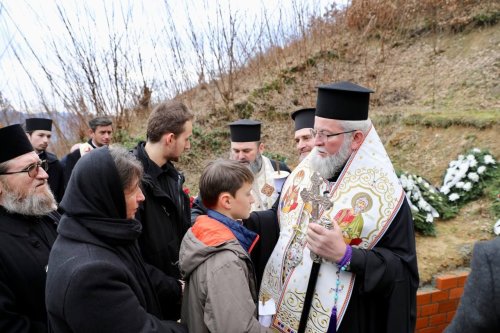 Părintele profesor Daniel Buda a fost înmormântat în cimitirul Mănăstirii Rohia Poza 282685