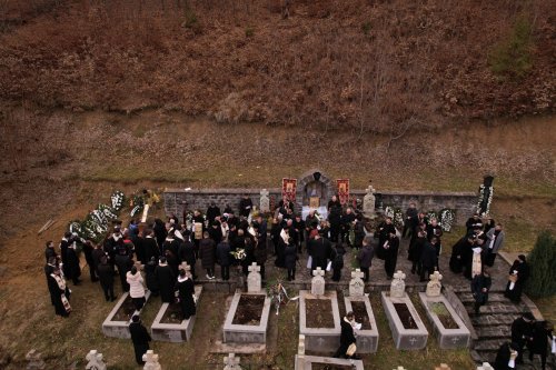 Părintele profesor Daniel Buda a fost înmormântat în cimitirul Mănăstirii Rohia Poza 282686