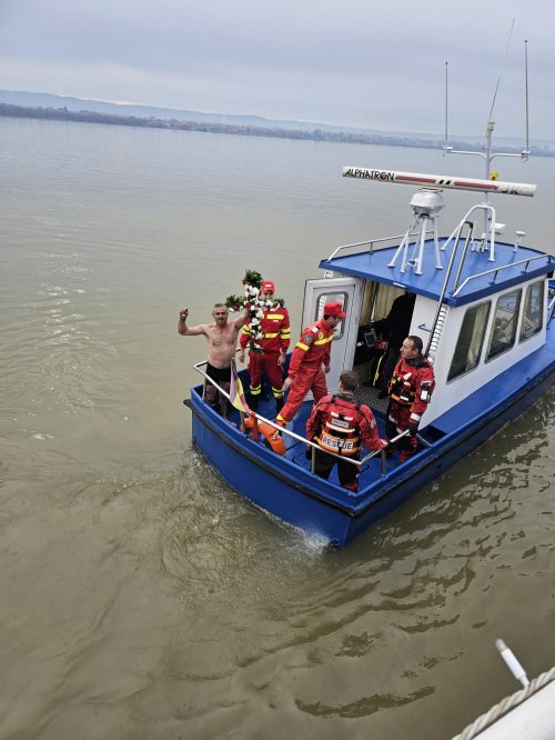 Procesiune la malul Dunării la Drobeta‑Turnu Severin Poza 283439