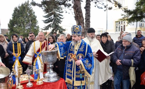 Slujiri ale ierarhilor hunedoreni la praznicul Botezului Domnului Poza 283429