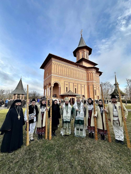Slujire arhierească la Mănăstirea Scărişoara Nouă Poza 283666