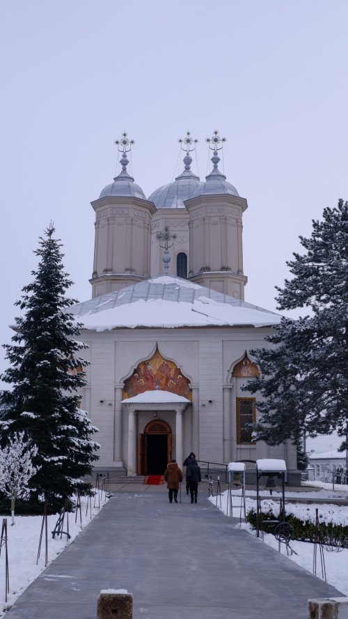 Rugăciune și slujire la mănăstirea ilfoveană Pasărea Poza 284462