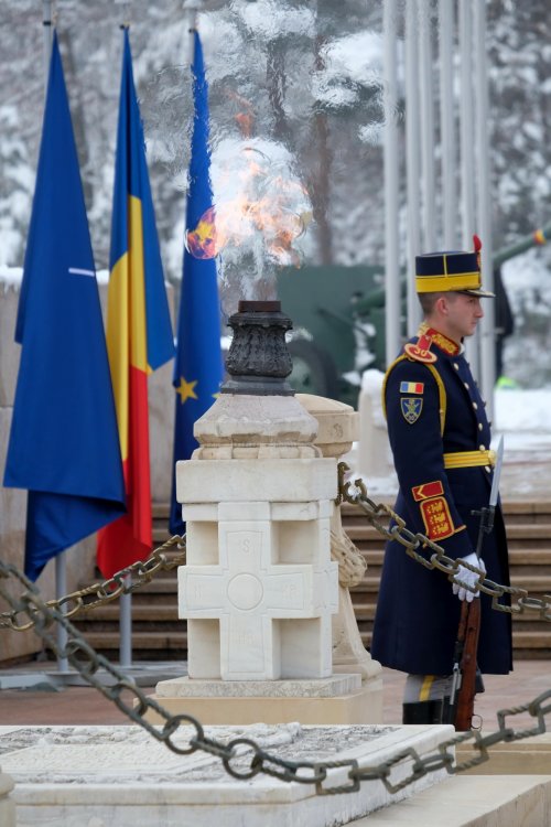 Decorarea drapelelor de luptă ale unor unități ale Armatei Române Poza 284693