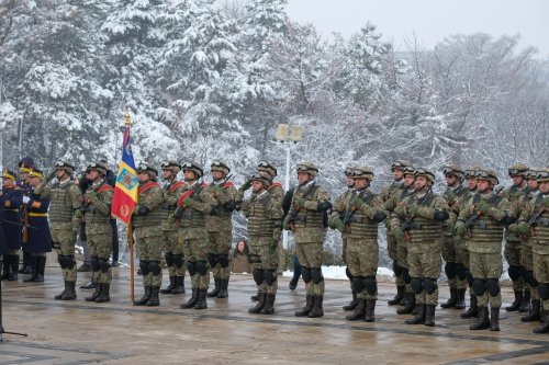 Decorarea drapelelor de luptă ale unor unități ale Armatei Române Poza 284695